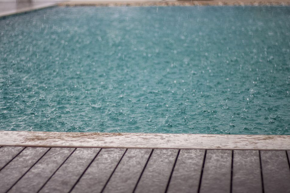 Cómo limpiar la piscina cuando llueve barro