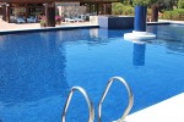 El mejor momento del día para agregar productos químicos a la piscina