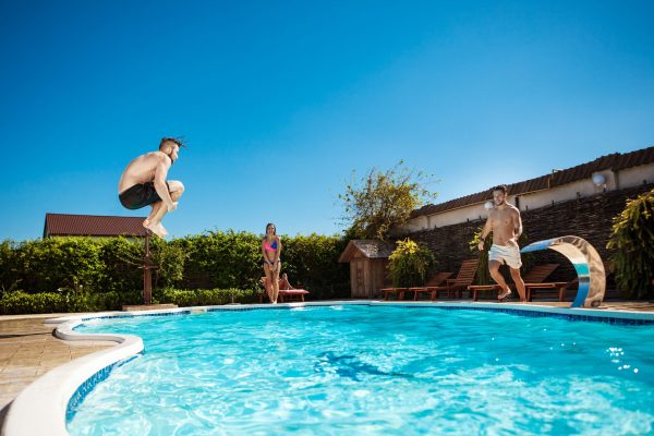 6 pasos clave para poner a punto la piscina